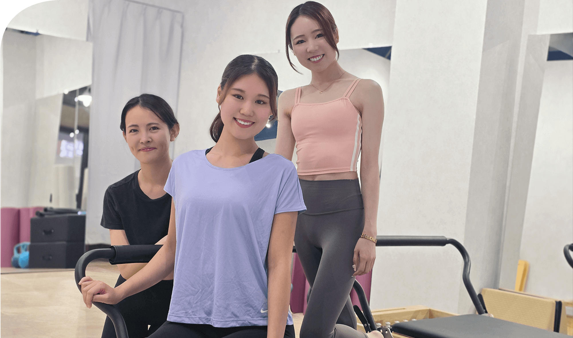 女性3人が笑っている画像