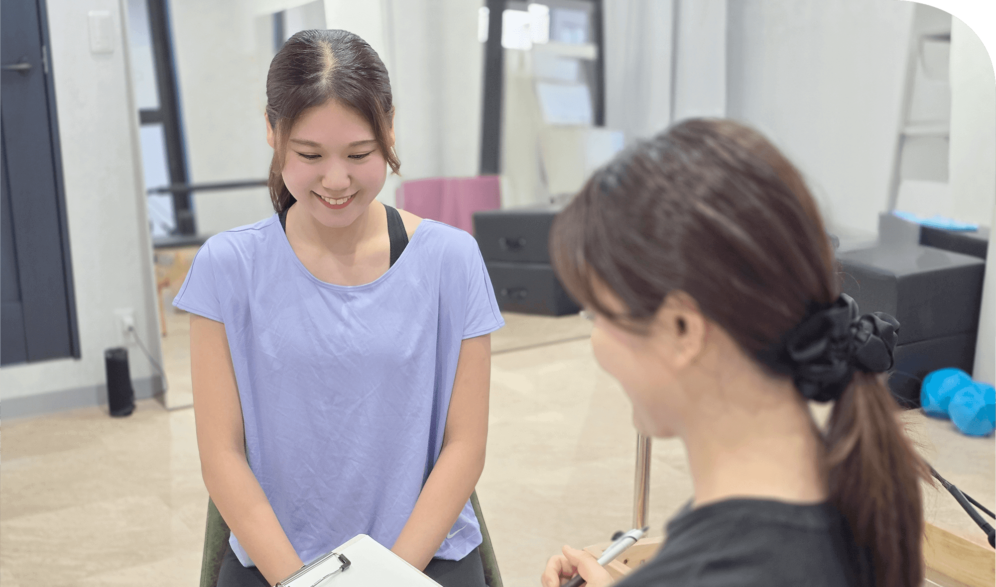 女性二人がインストラクターの方に指導してもらっている画像