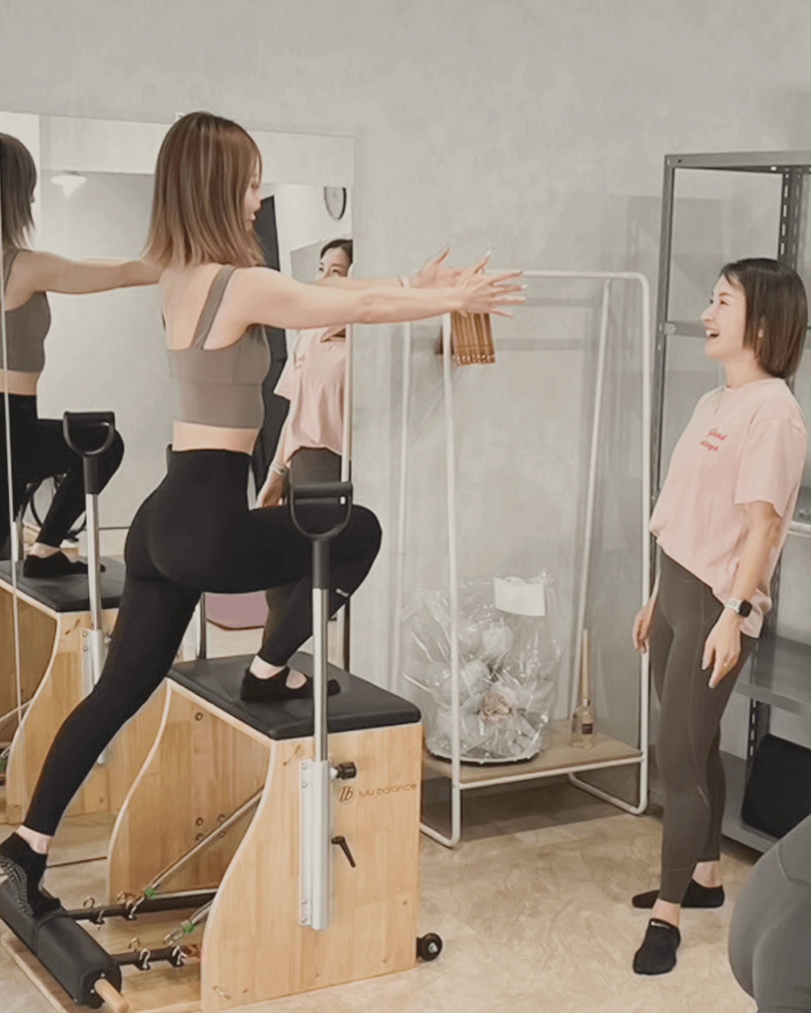 女性が右足を台に乗せ両腕を前上げている画像